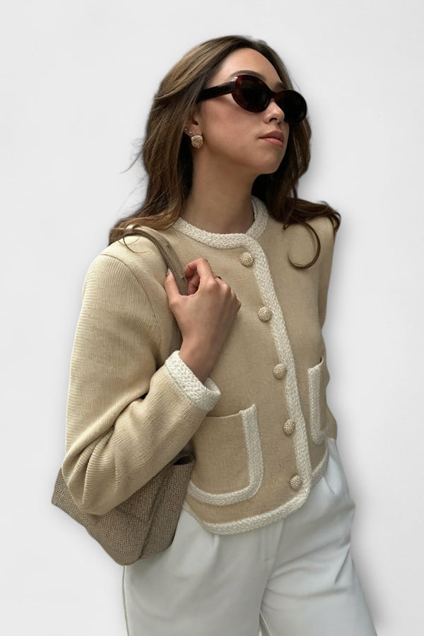 Cardigã Clássico com Bolsos Decorativos