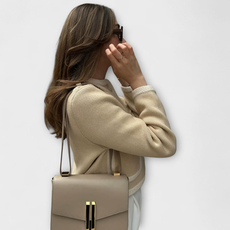 Cardigã Clássico com Bolsos Decorativos