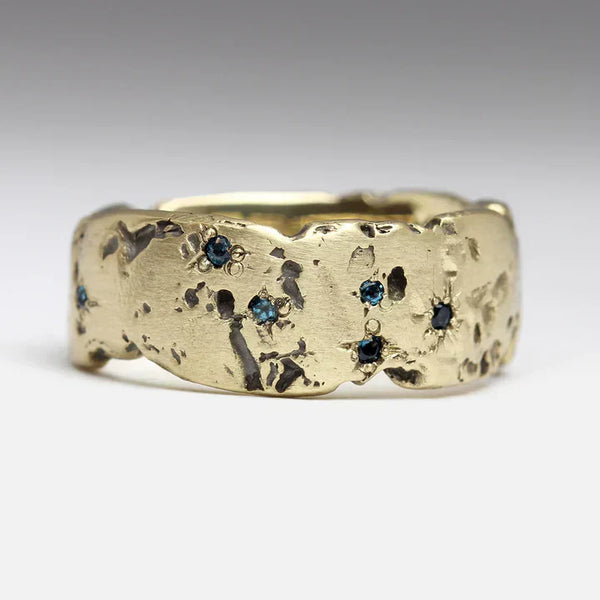 Anel Antigo Dourado Forjado com Cristal Azul Incrustado | Ouro