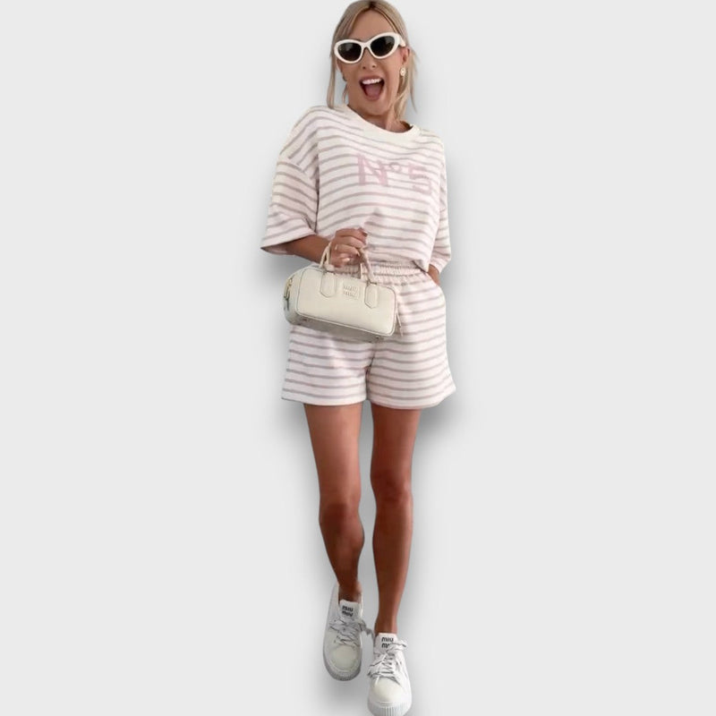 Conjunto de Blusa Listrada e Shorts com Estampa