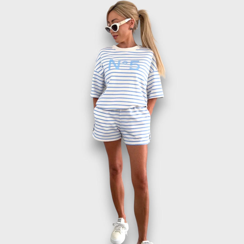 Conjunto de Blusa Listrada e Shorts com Estampa