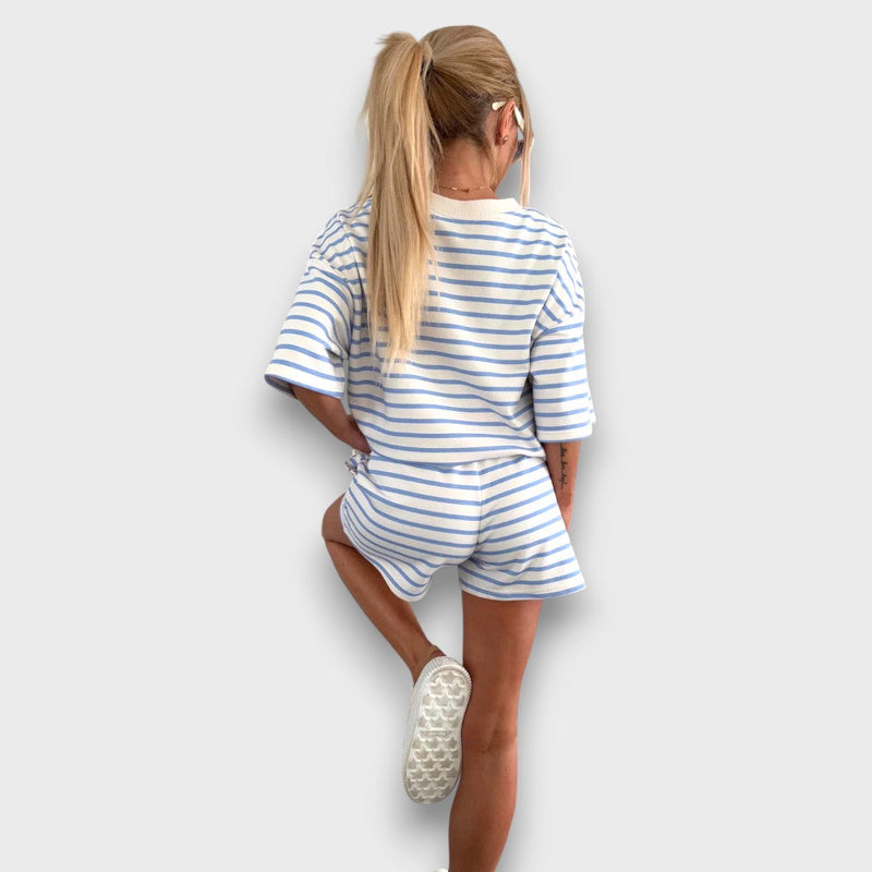 Conjunto de Blusa Listrada e Shorts com Estampa
