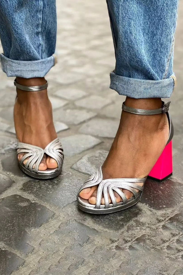 Naelle™ | Sandálias brilhantes com salto grosso e fivela elegante