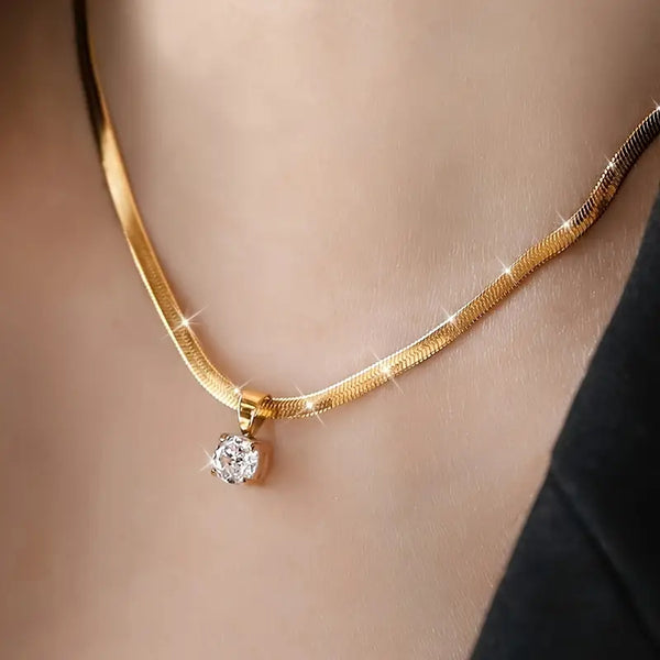 Colar Elegante com Pingente de Strass | Dourado