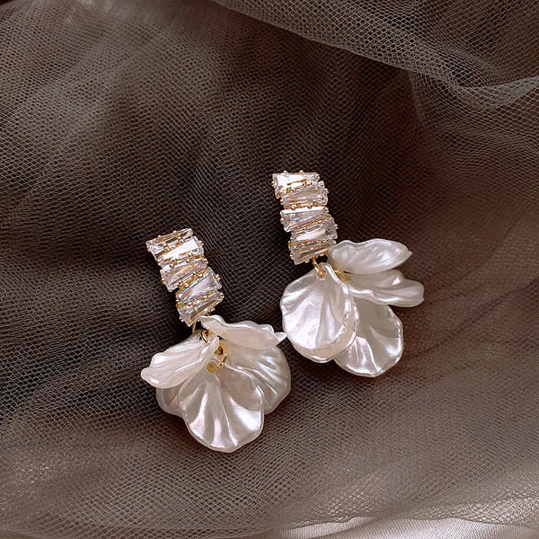 Brincos Exquisitos de Pétala Dourada em Branco | Ouro