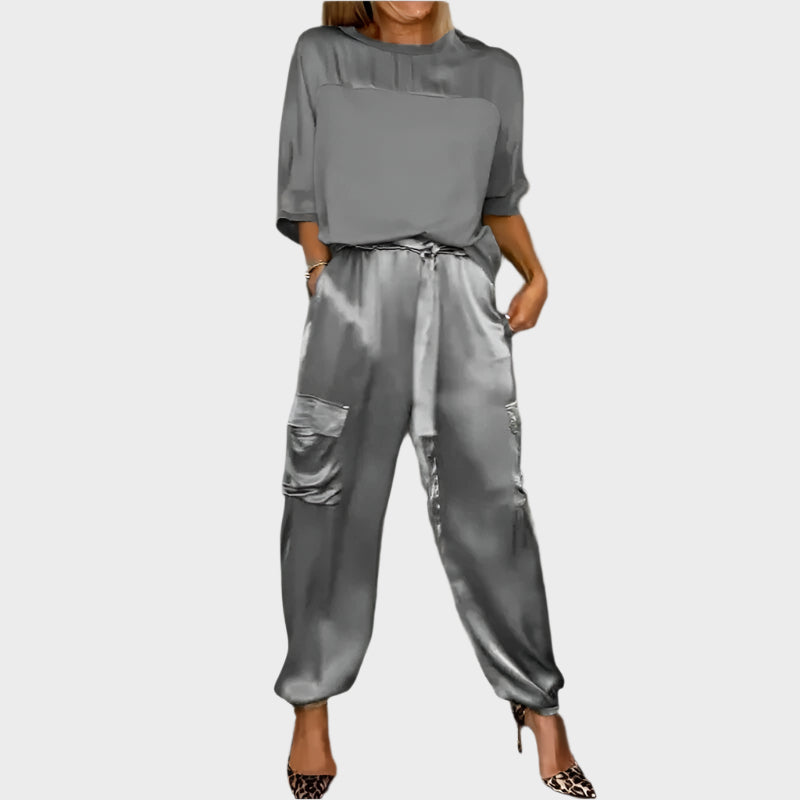 Conjunto de cetim com blusa solta e calças cargo