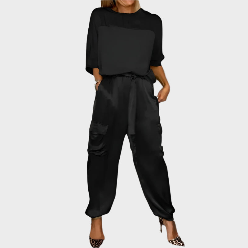 Conjunto de cetim com blusa solta e calças cargo