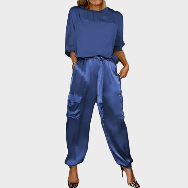 Conjunto de cetim com blusa solta e calças cargo