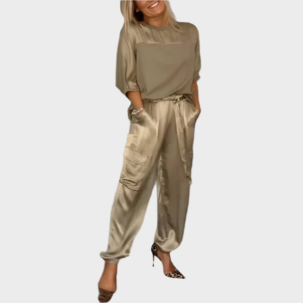 Conjunto de cetim com blusa solta e calças cargo
